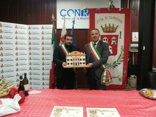 Il sindaco di Agna dona la riproduzione del Palazzo Mingoni al sindaco di Camerino dott. Gianluca Pasqui